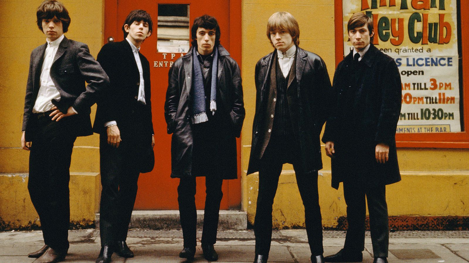 The Rolling Stones posan ante el Tin Pan Alley Club de Londres, 1963. De izquierda a derecha, Mick Jagger, Keith Richards, Bill Wyman, Brian Jones (1942-1969) y Charlie Watts.