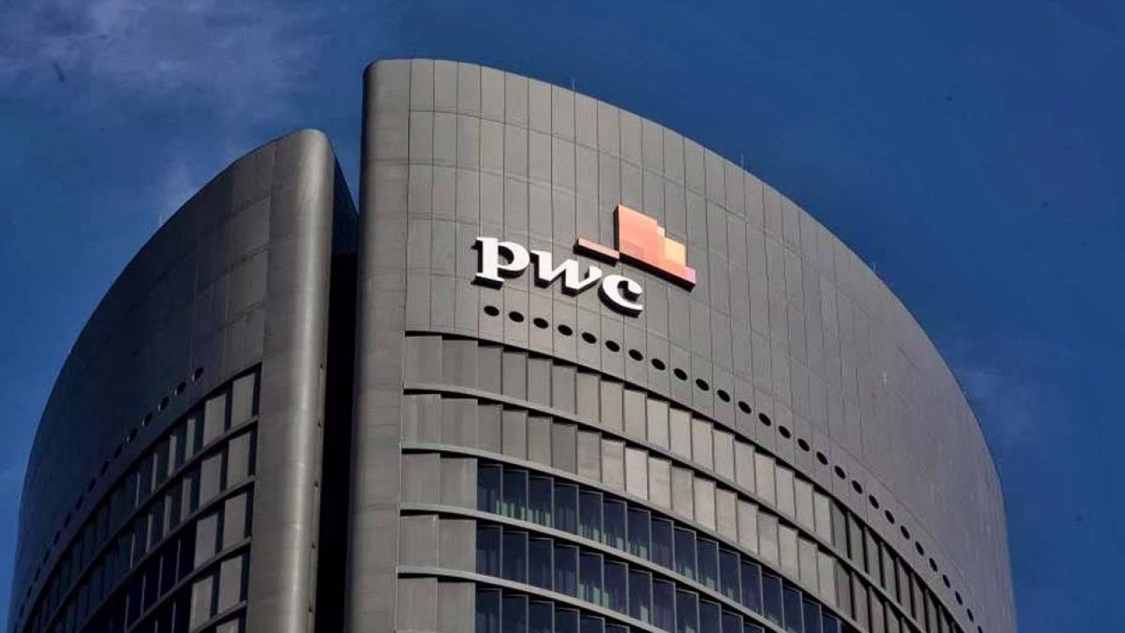 Logo de PwC en la torre que ocupa en el Paseo de la Castellana de Madrid