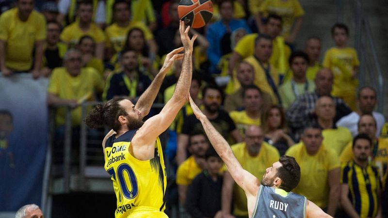 El Madrid muere desde el triple y el Fenerbahçe toma ventaja