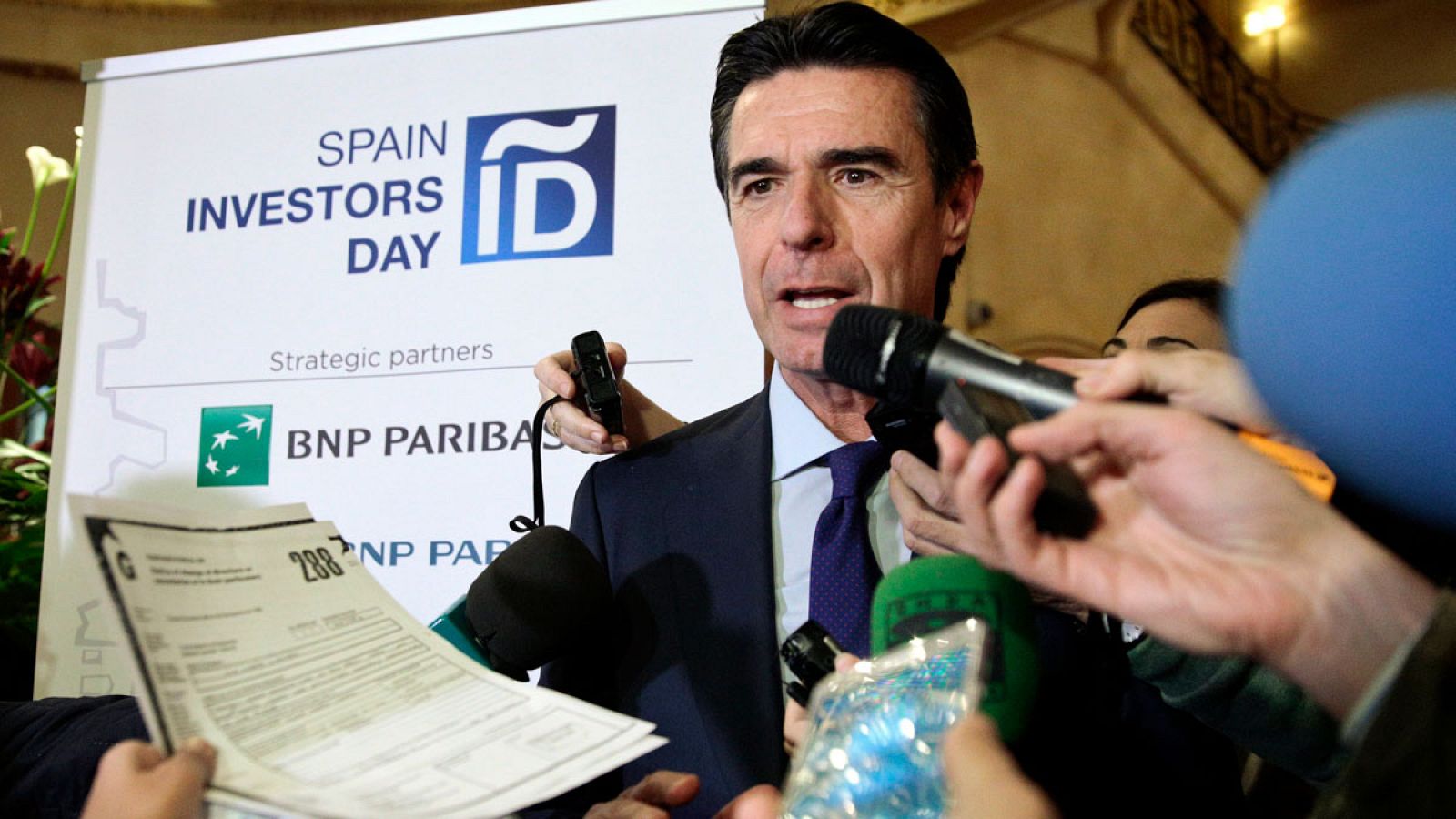 El ministro de Industria, Energía y Turismo en funciones, José Manuel Soria, en un acto en el que le han mostrado el documento de 1990.