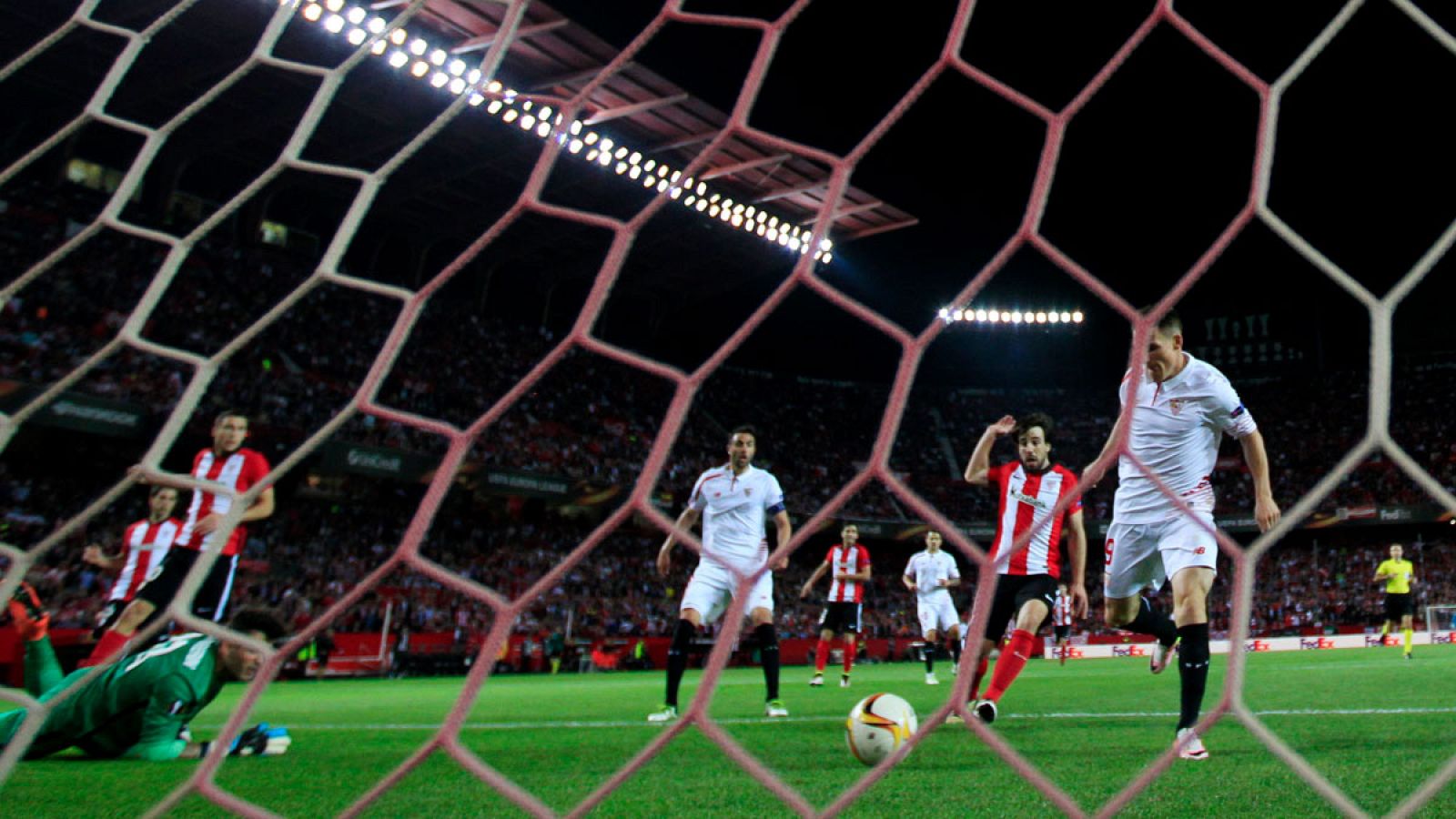 El francés Gameiro abrió y cerró los goles del Sevilla en el Sánchez Pizjuán.