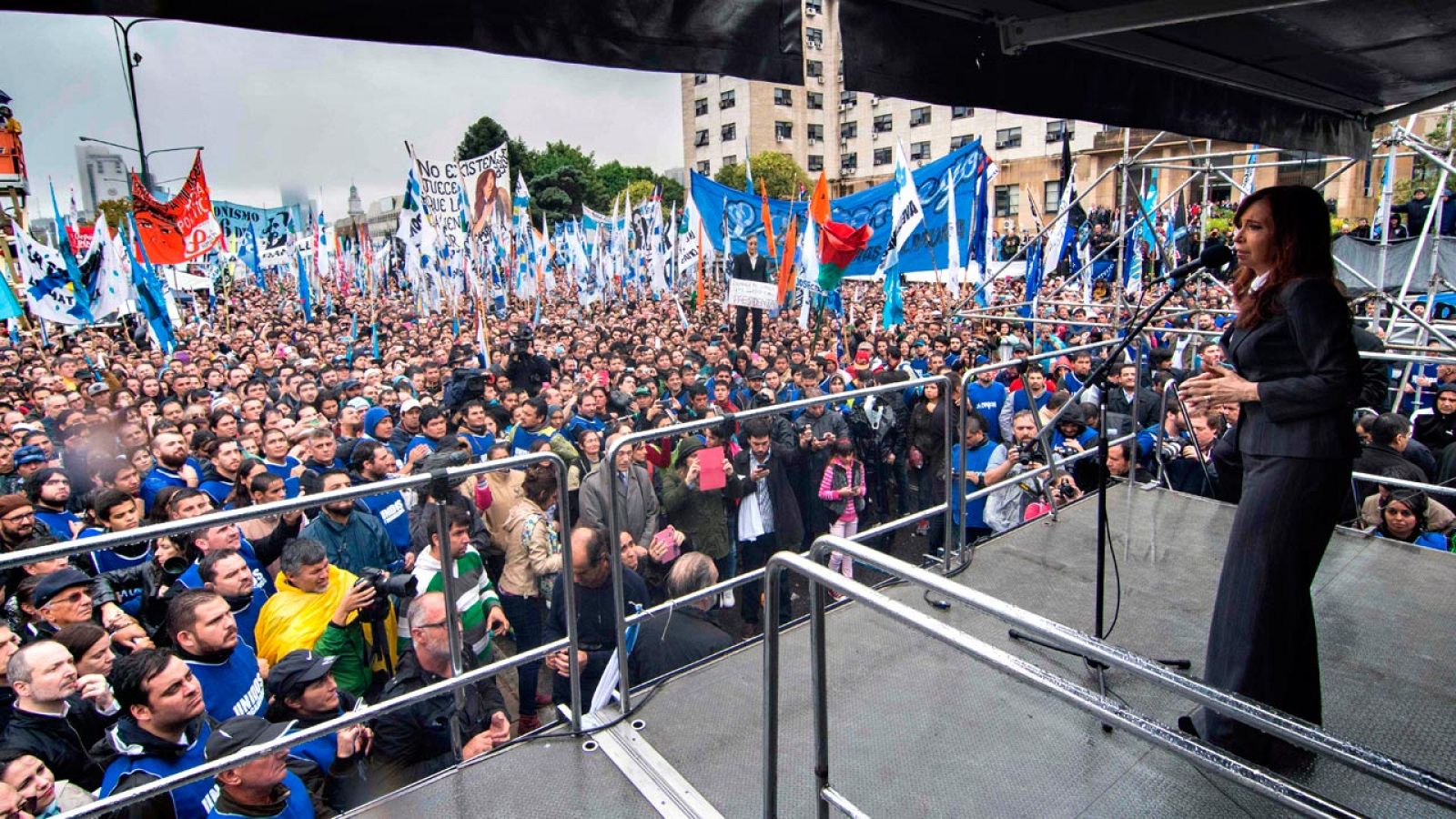 La expresidenta argentina Cristina Fernández se dirige a sus seguidores tras declarar ante un juez en Buenos Aires