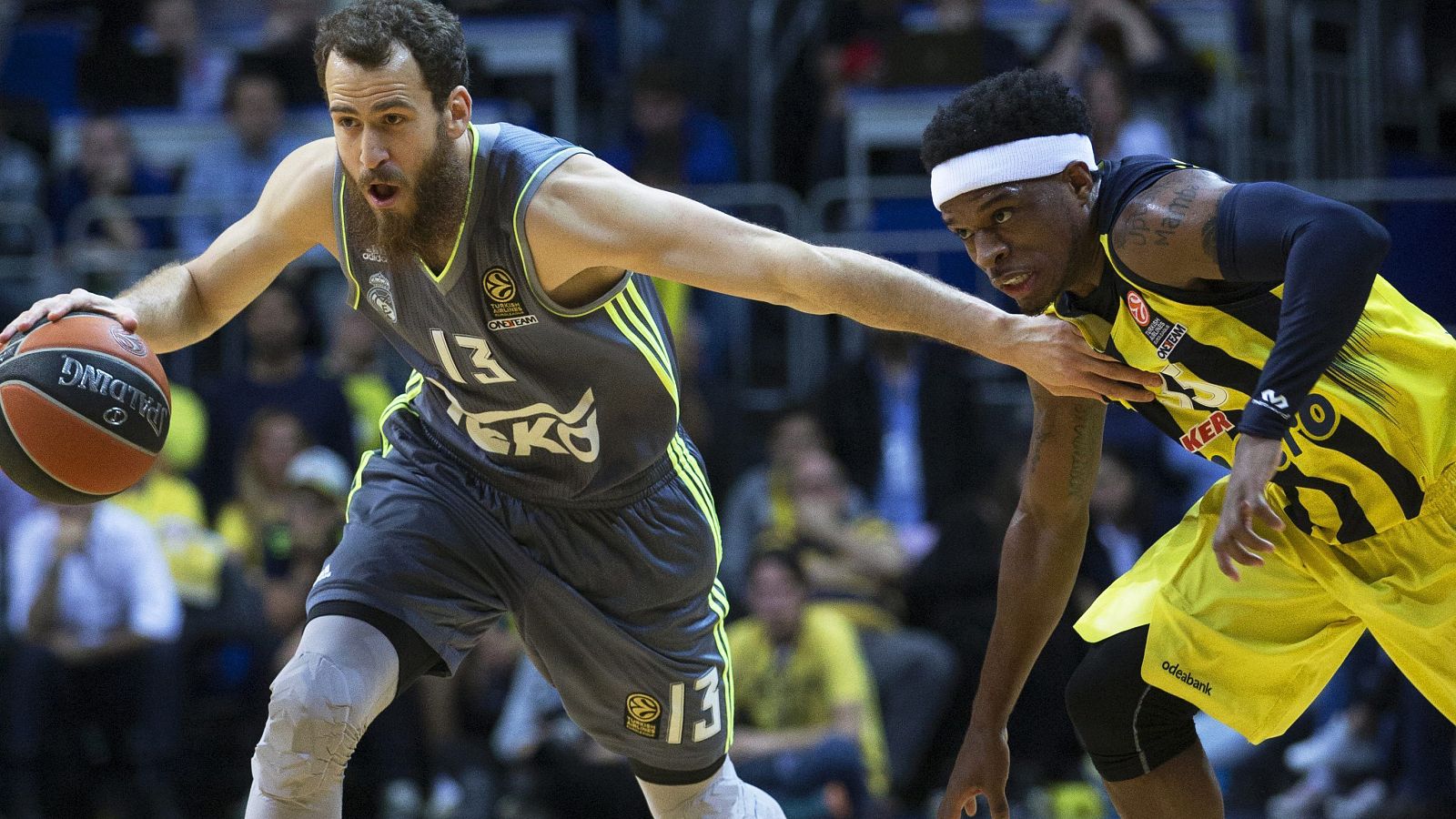 Sergio Rodríguez lucha el balón con Bobby Dixon