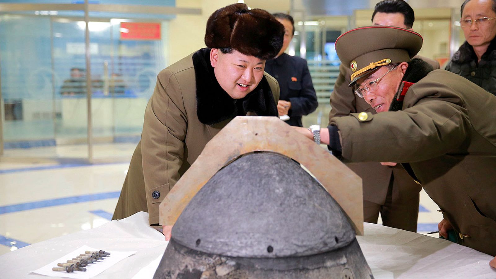 El líder de Corea del Norte, Kim Jong- un, observa la punta del cohete después de una prueba simulada