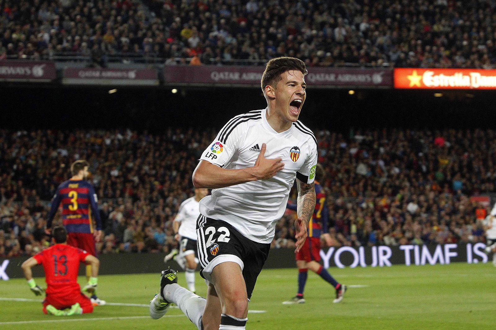 El delantero del Valencia Santiago Mina celebra el segundo gol del Valencia en el Camp Nou.