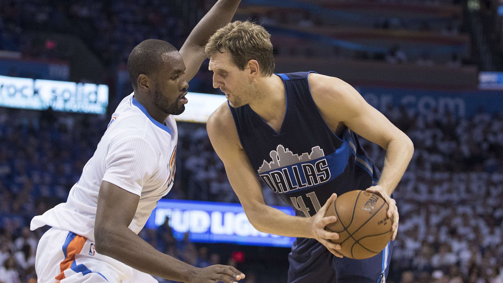 Serge Ibaka, clave en la victoria de los Thunder ante los Mavericks