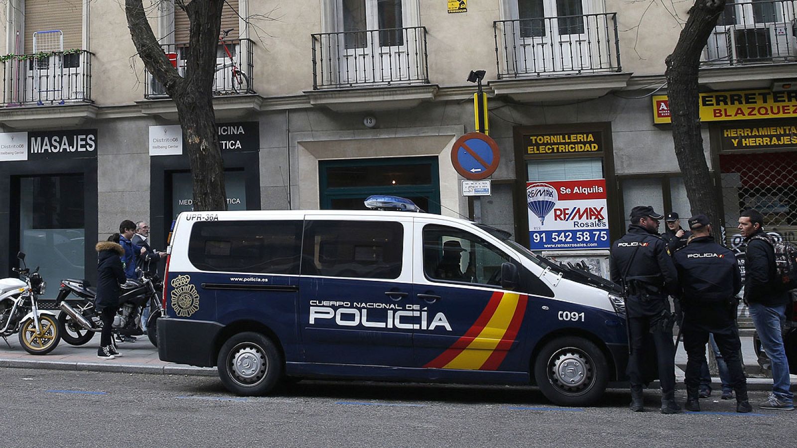 Agentes de la Policía Nacional a las puertas de la sede del sindicato Manos Límpias