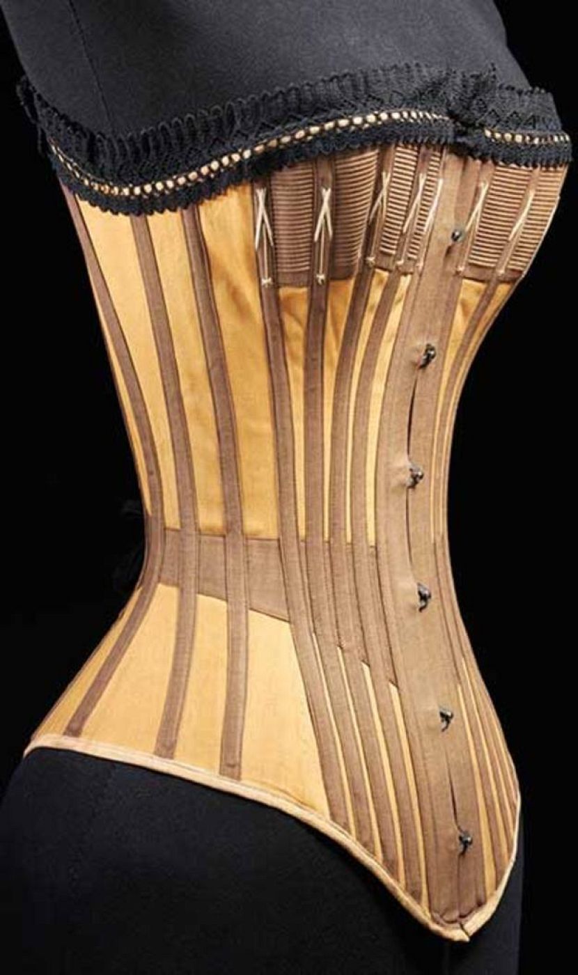 Un corsé de 1905 y en segundo plano, Edwina Ehrman, comisaria de la exposición