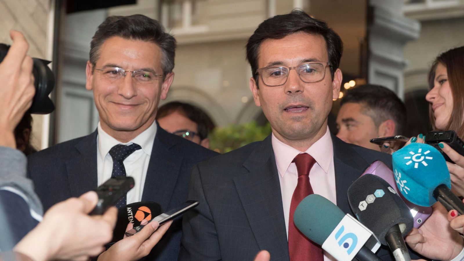 Los portavoces municipales del PSOE en Granada, Francisco Cuenca (d), y Ciudadanos, Luis Salvador