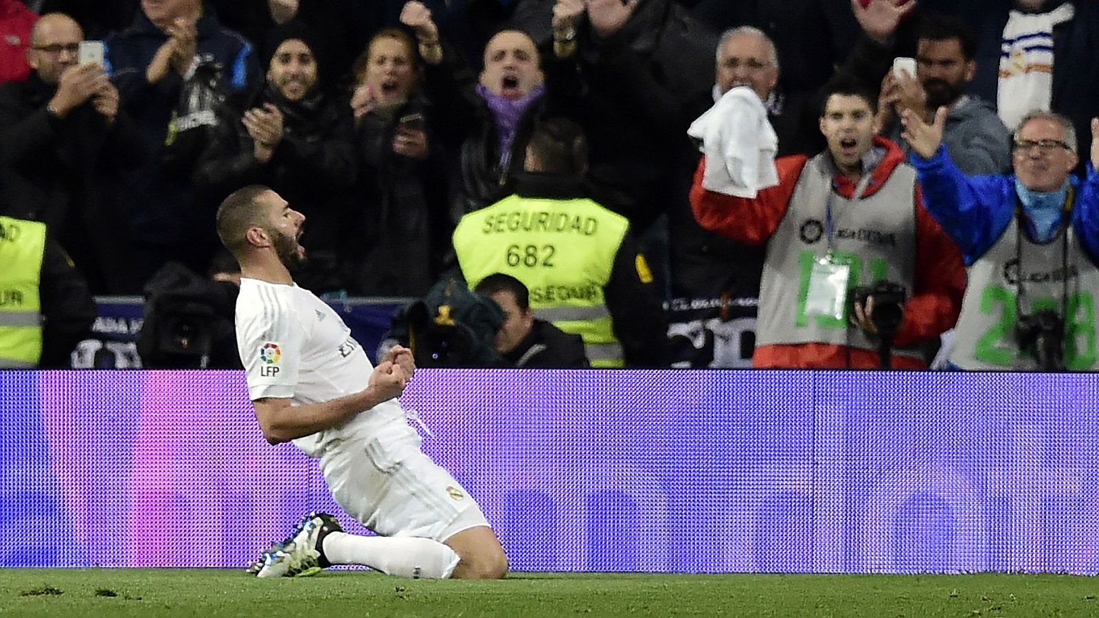 Benzema celebra el 1-0 ante el Villarreal
