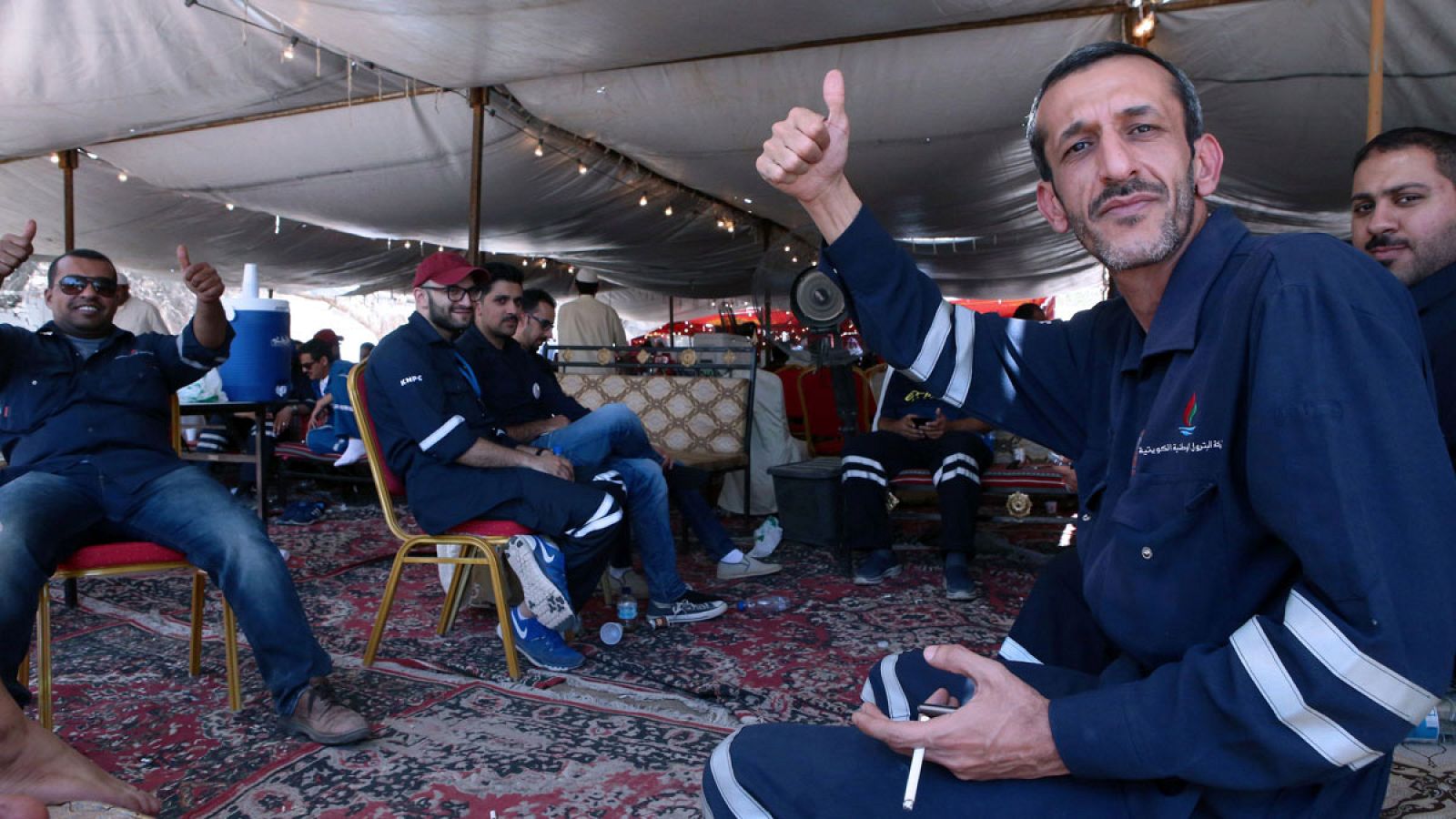 Trabajadores kuwaitíes en la sede central del sindicato petrolero