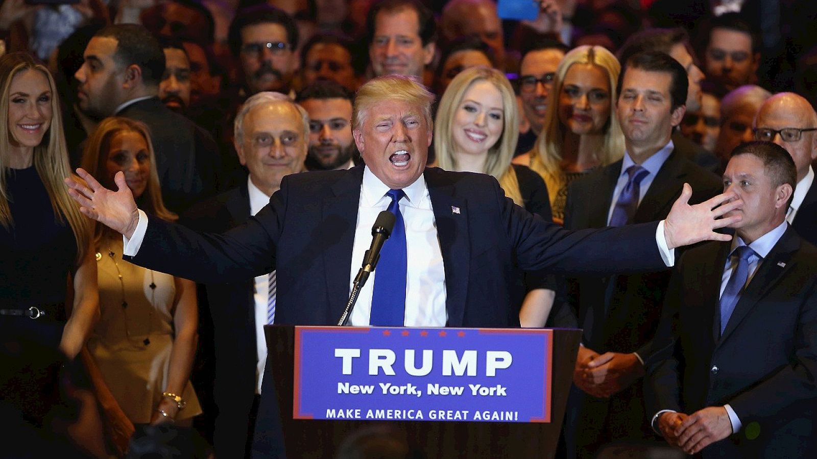 El candidato republicano a las primarias, Donald Trump, celebra su victoria en el estado de Nueva York en la "Torre Trump" de Manhattan
