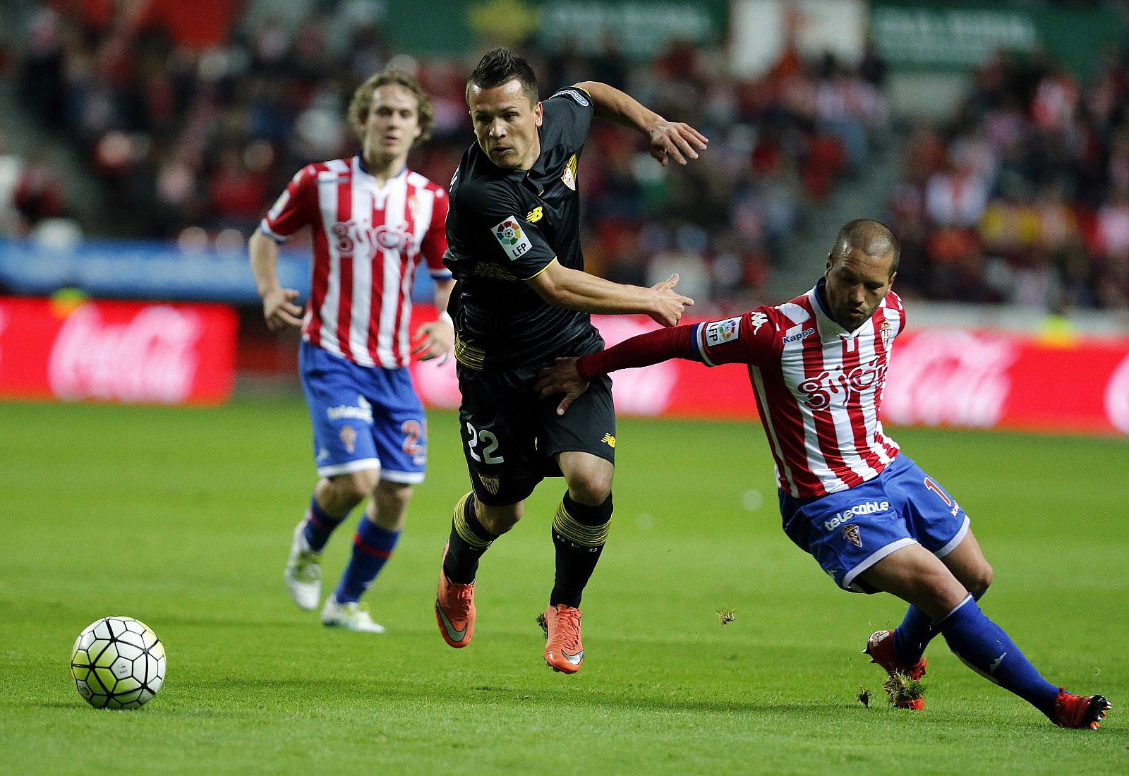 Konoplyanka y Alberto Lora pelean un balón durante el partido.