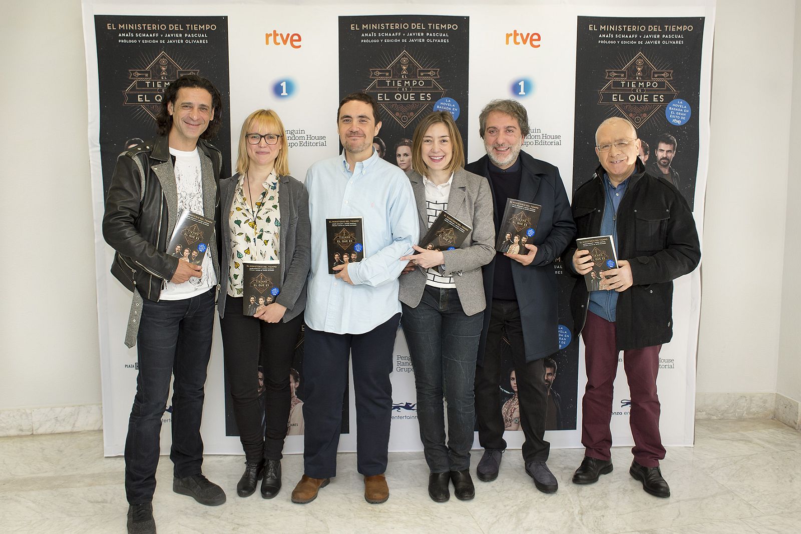 De izquierda a derecha, Nacho Fresneda, Emilia Lope, Javier Pascual, Anäis Schaaff, Javier Olivares y Nicolás Romero