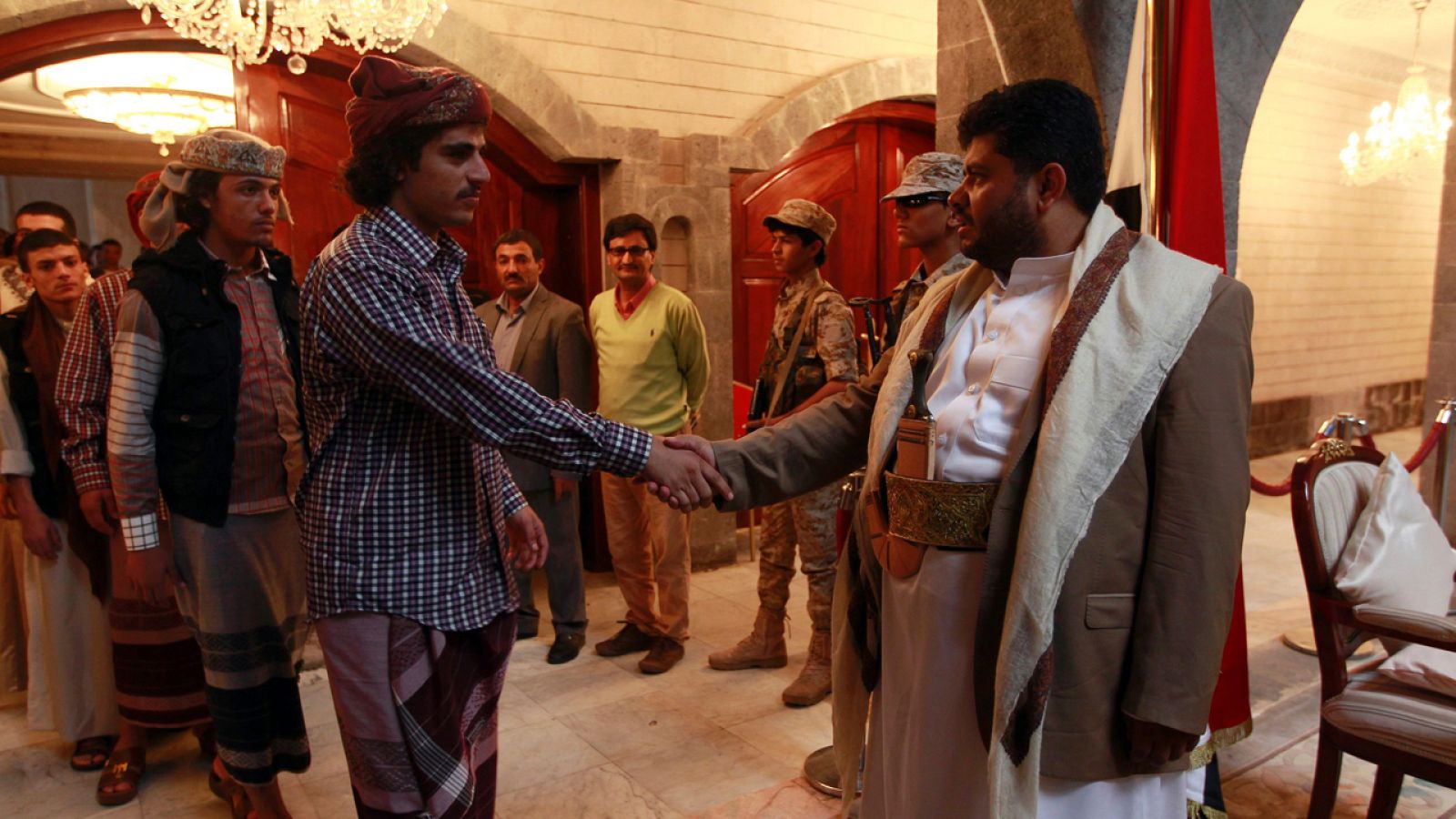 El presidente del comité revolucionario hutí recibe a prisioneros hutíes liberados en Sanaa