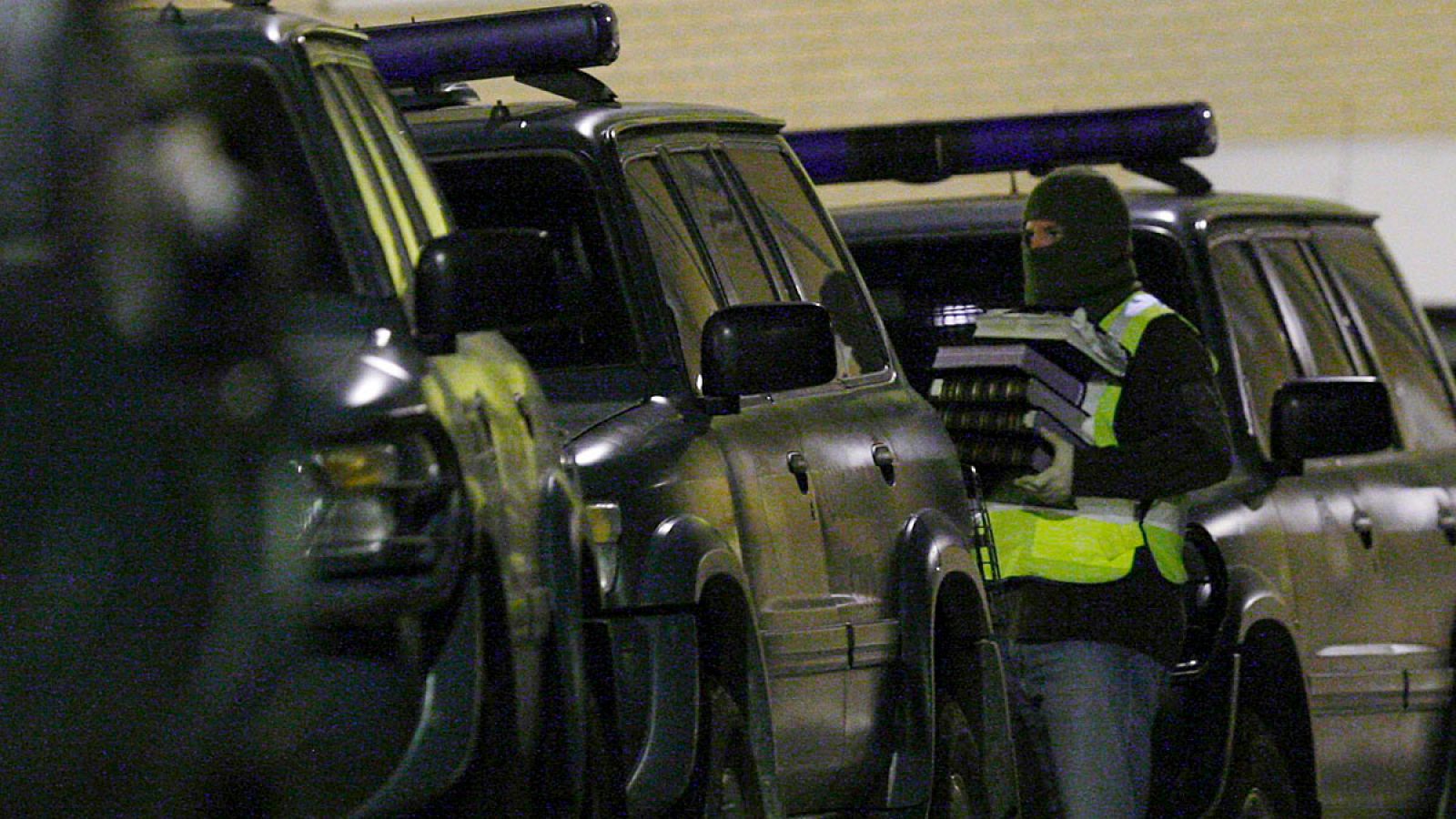 Un guardia civil lleva material incautado en un registro de la vivienda donde residía Aitor Elizarán