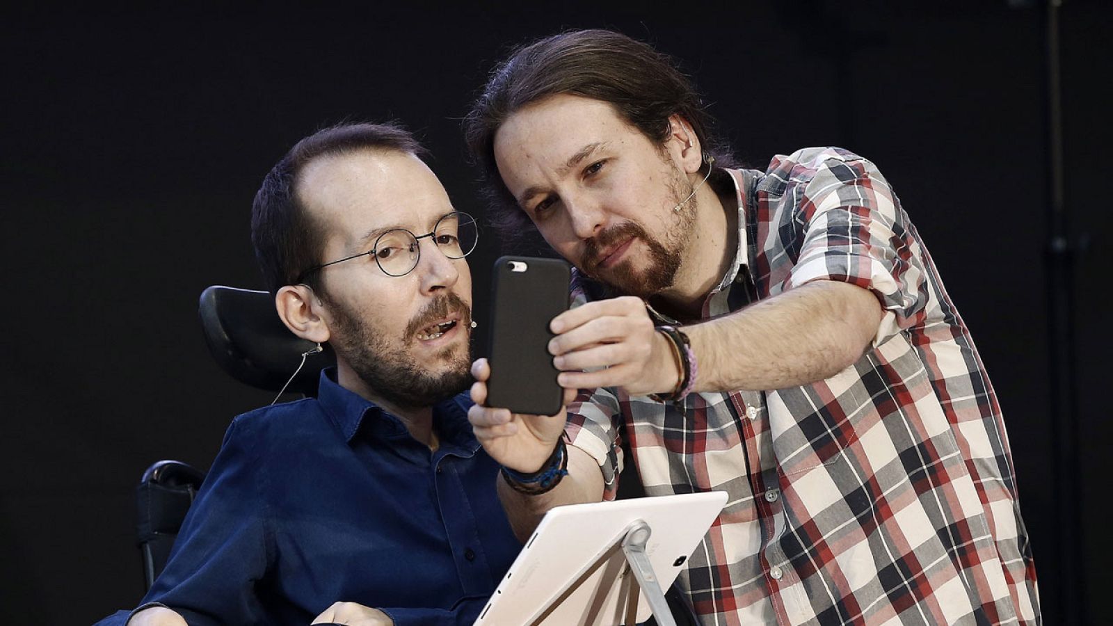 Pablo Iglesias (d) con Pablo Echenique en un encuentro con las bases en Pamplona