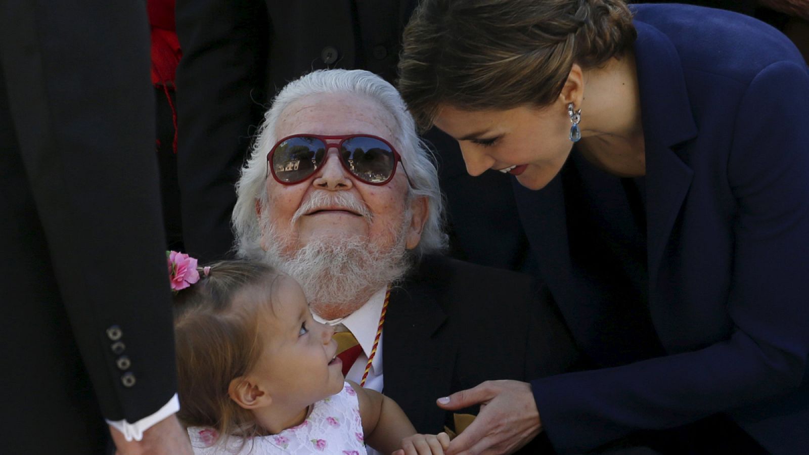 Fernando del Paso y su bisnieta junto a la reina Letizia.