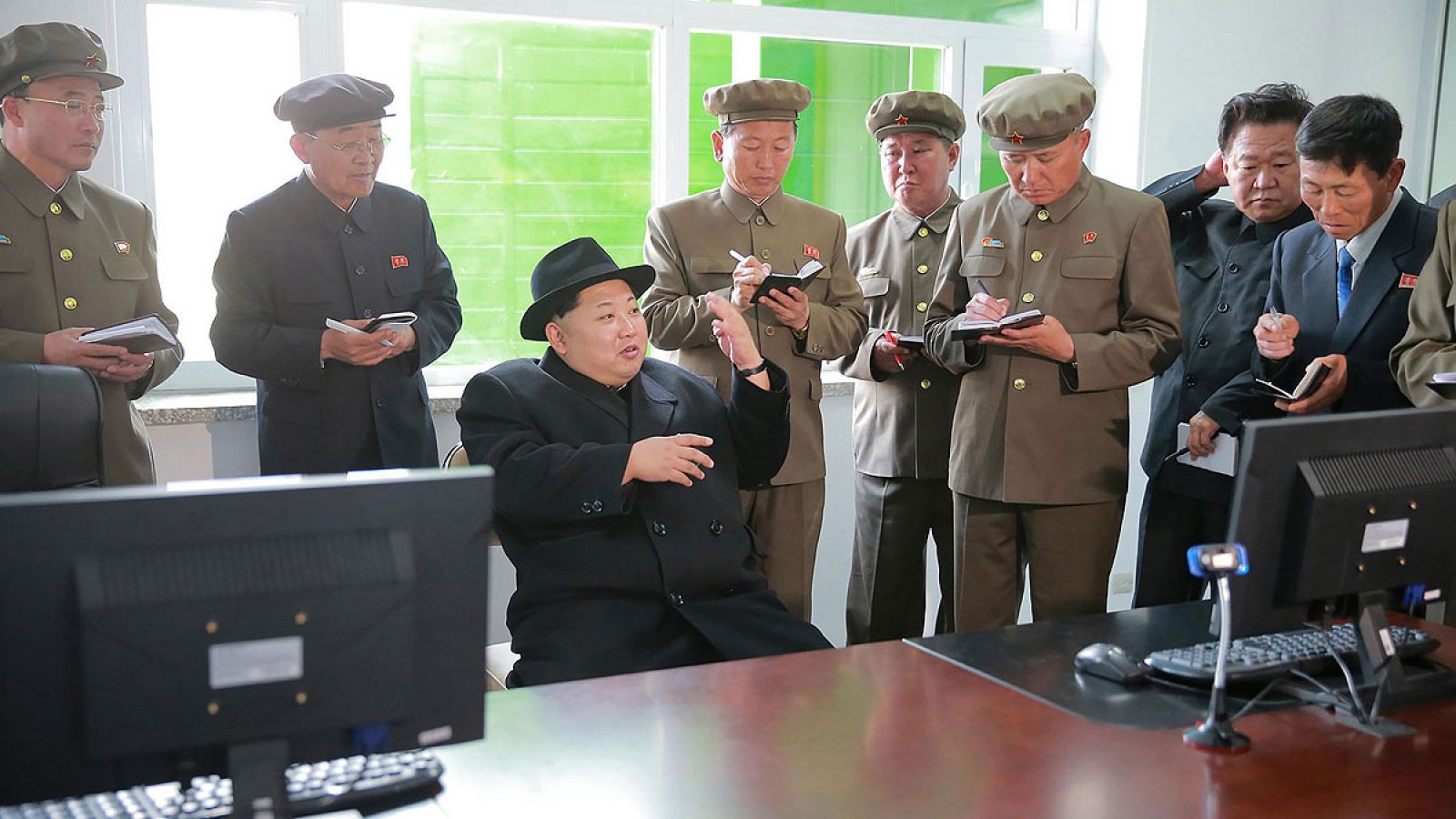 El líder norcoreano Kim Jong-un junto a miembros de su equipo