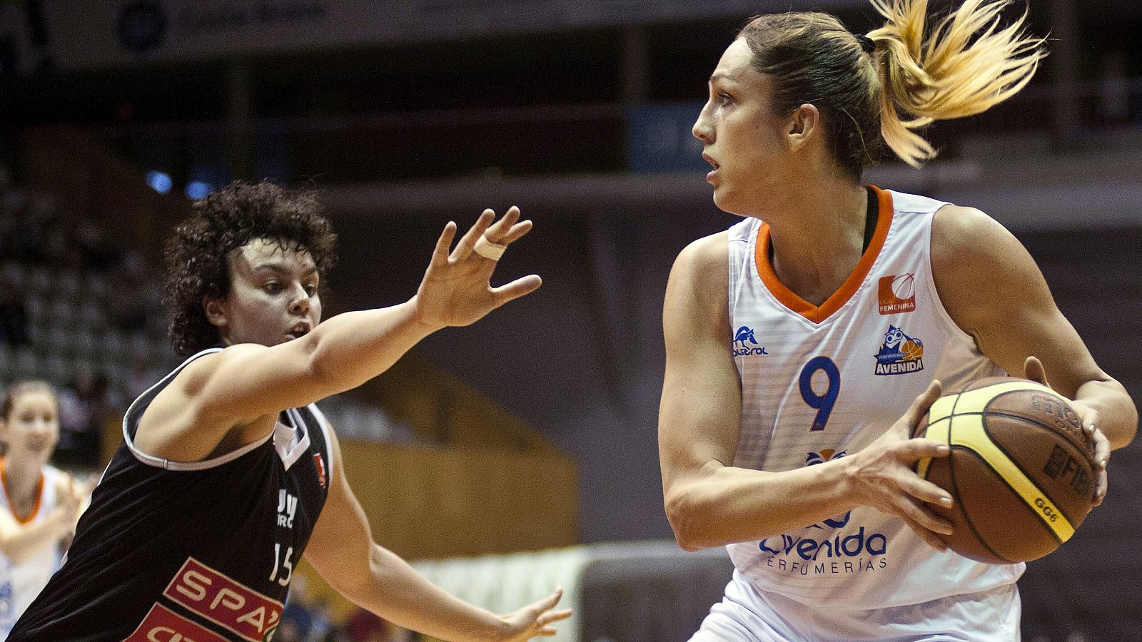 Ewelina Kobryn (d), del Perfumerías Avenida, ante Artemis Spanou (i), del Spar Citylift