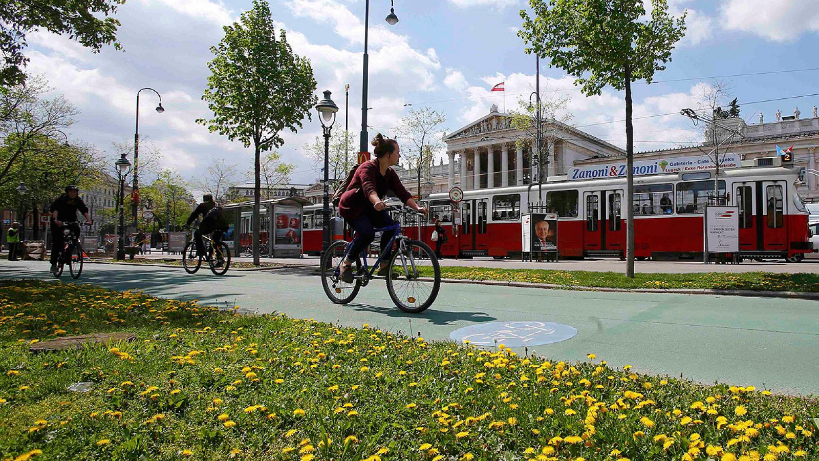 Ciclistas frente al Parlamento en Viena
