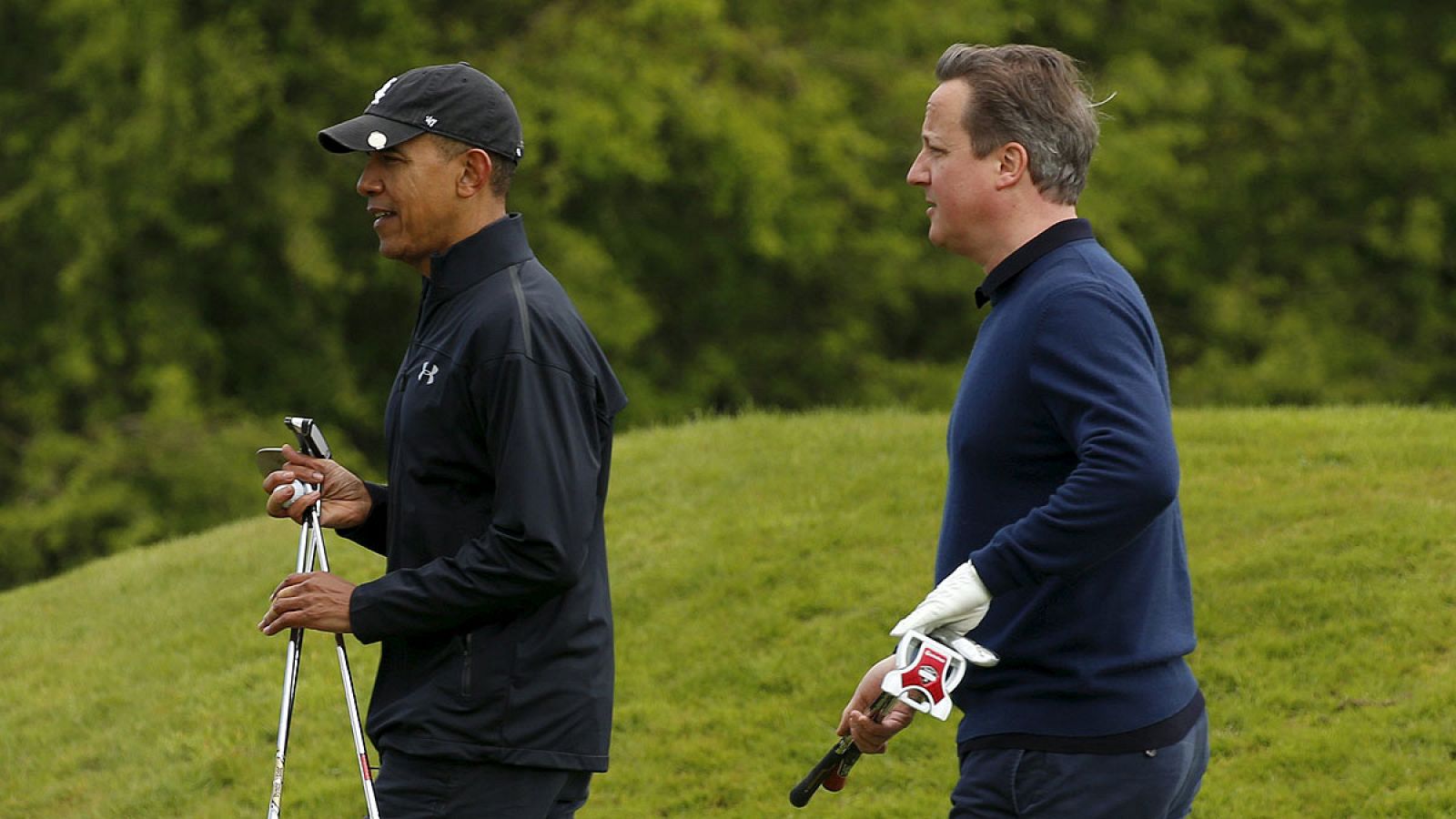 Obama y Cameron juegan al golf en Reino Unido