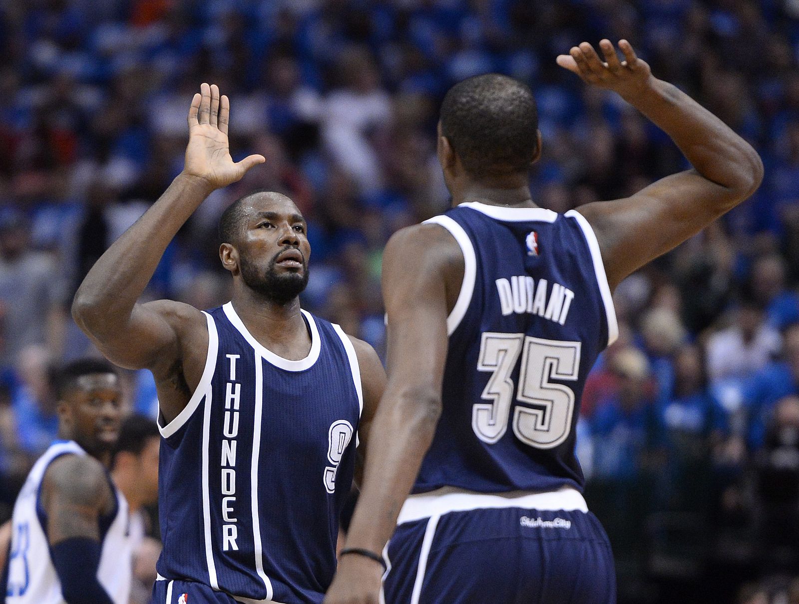 Serge Ibaka celebra con Durant la victoria ante Dallas Mavericks.