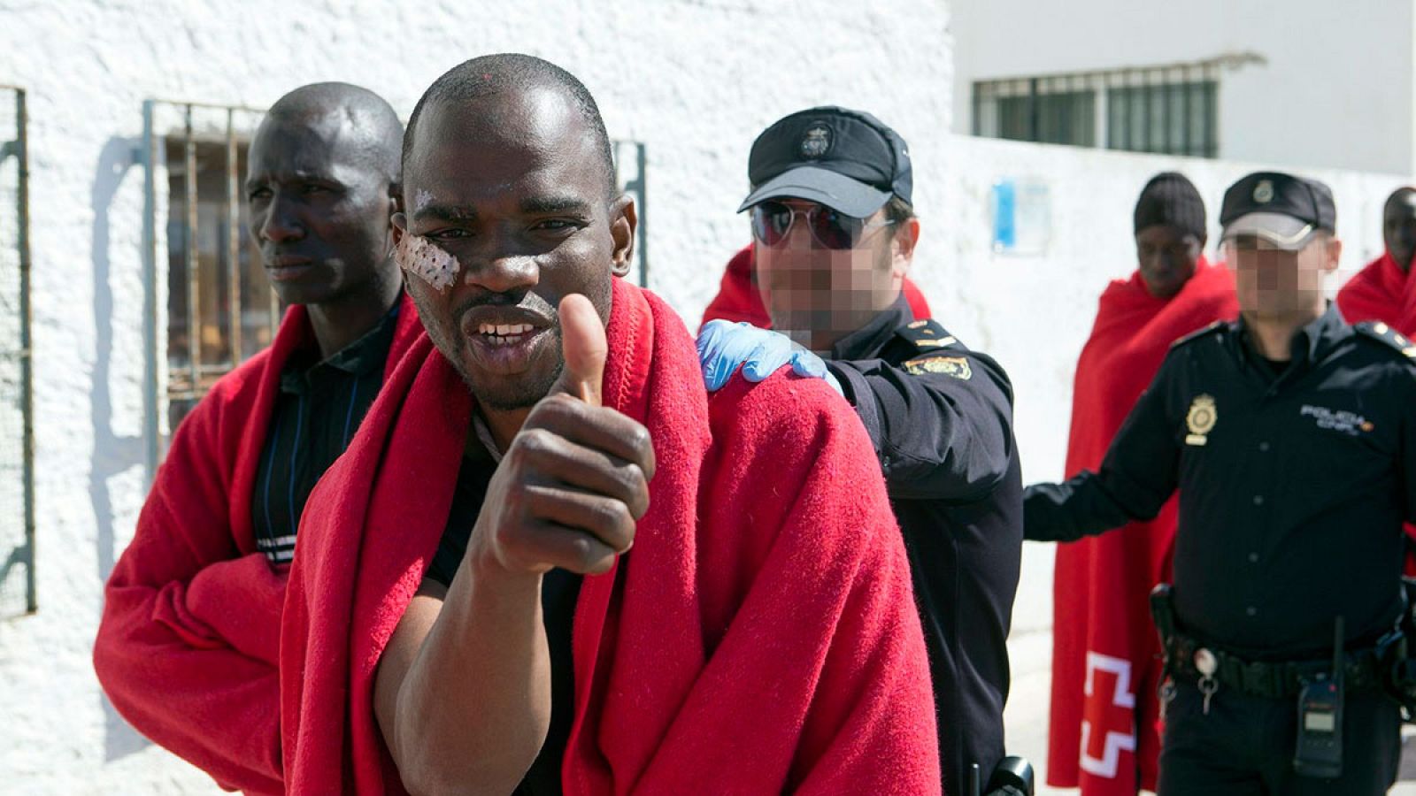 Algunas de las personas rescatadas en una patera cerca de las costas de Granada llegan a Motril