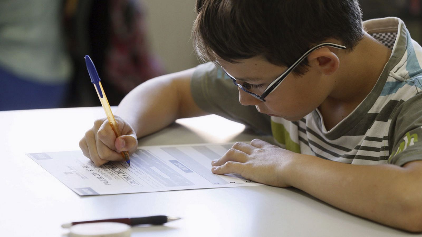 Imagen de archivo de un alumno de sexto curso de Primaria haciendo una evaluación
