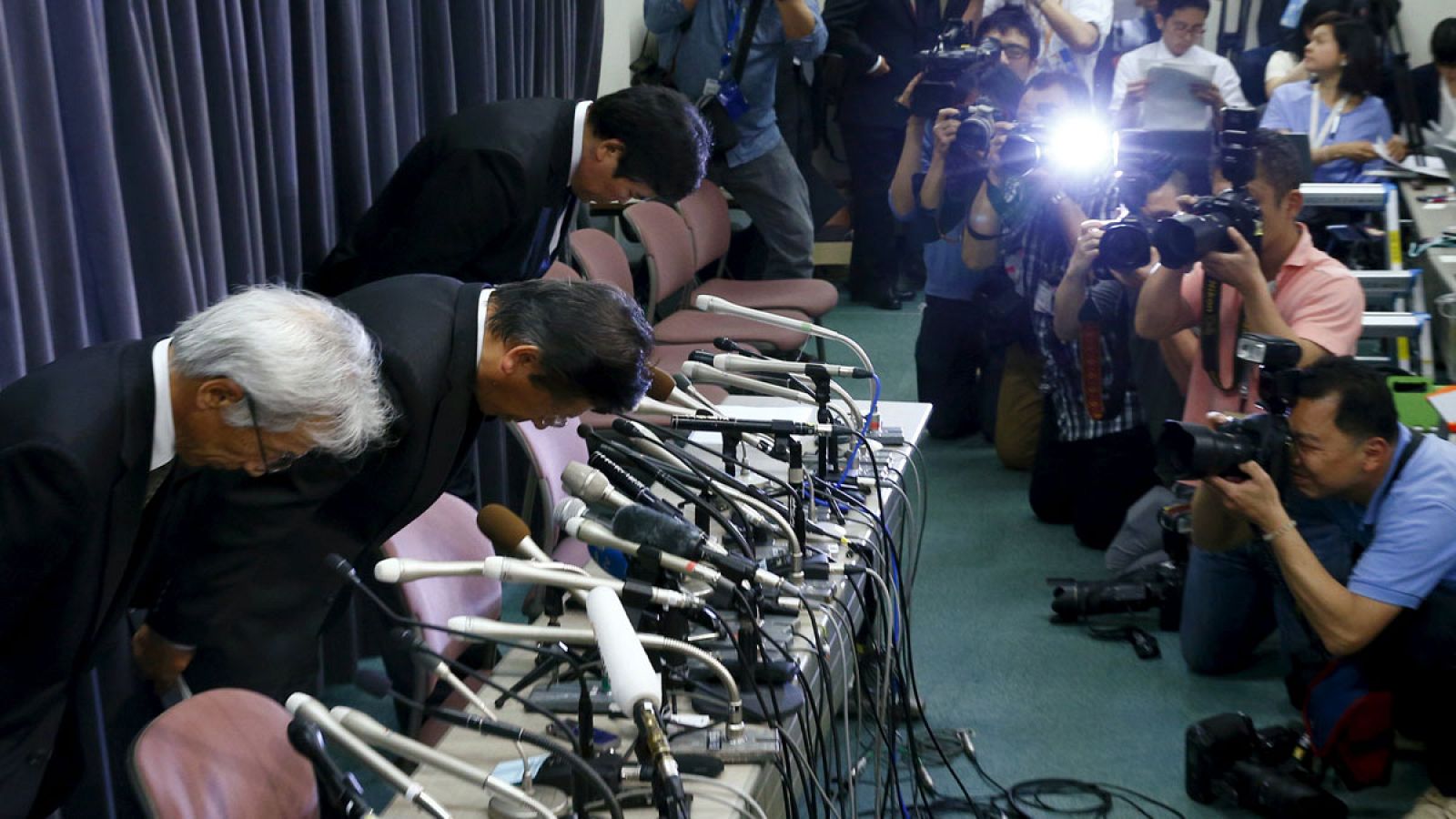 Los directivos de Mitsubishi saludan antes de una rueda de prensa