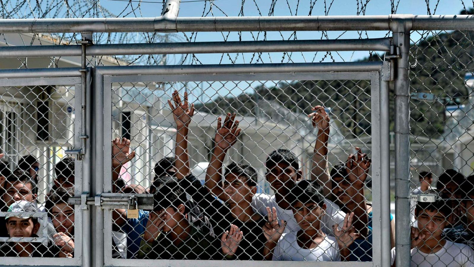 Jóvenes migrantes recluidos en el campo de detención de Moria, en la isla griega de Lesbos