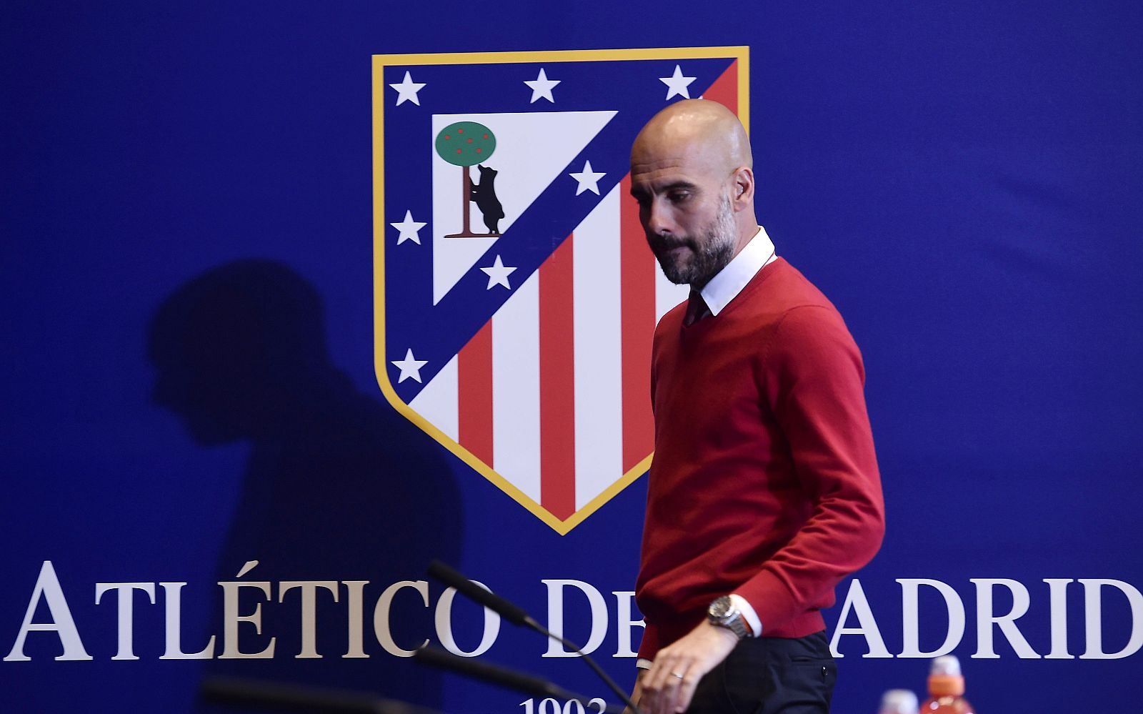 Pep Guardiola en la sala de prensa del Vicente Calderón en la víspera del duelo frente al Atlético.