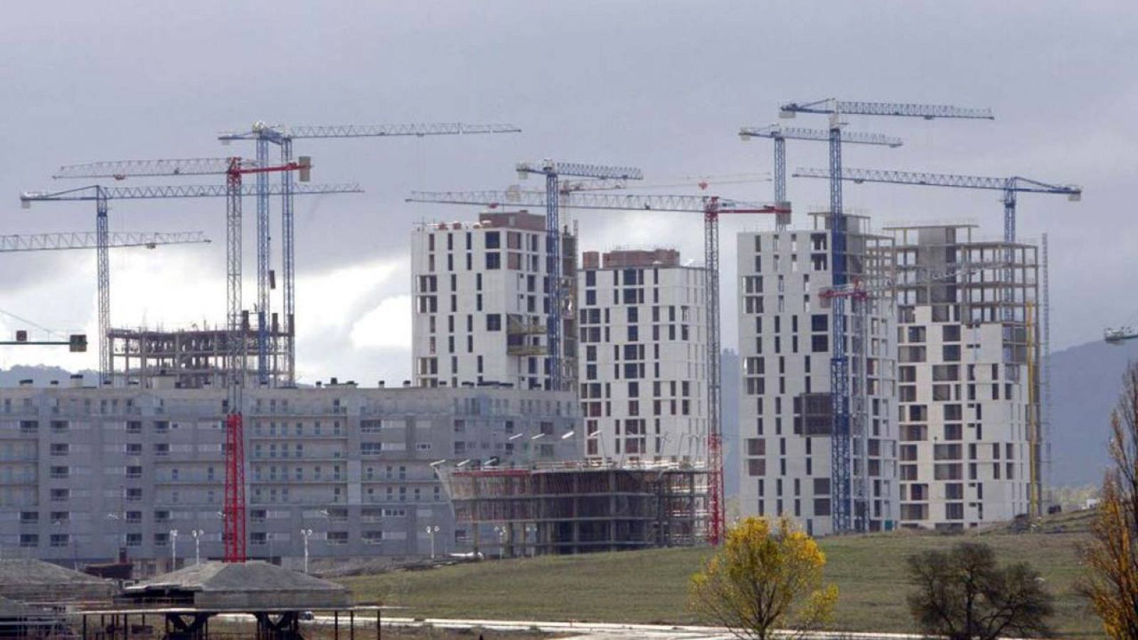 Varias grúas en las obras de construcción de un grupo de viviendas