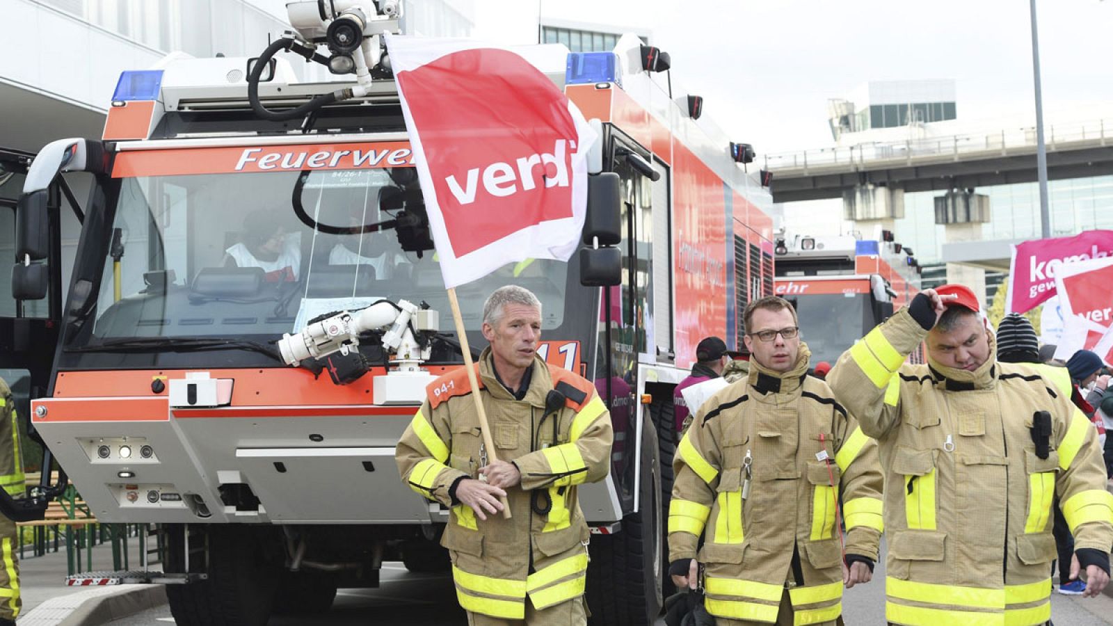 Bomberos del aeropuerto de Fráncfort participan en la huelga convocada por el sindicato Verdi