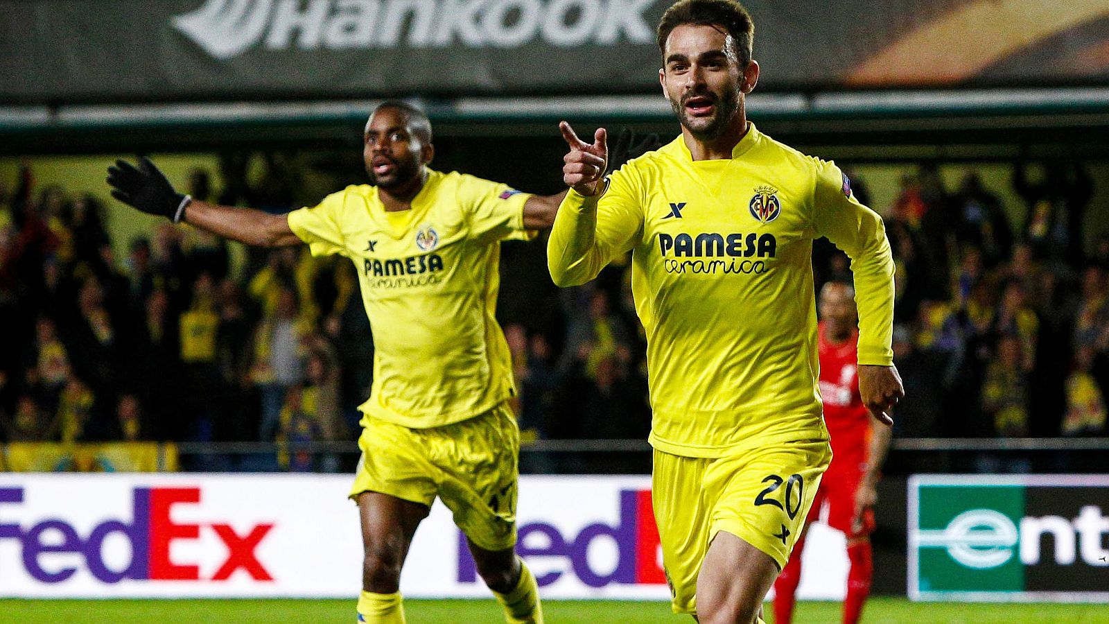 Adrián marca al Liverpool