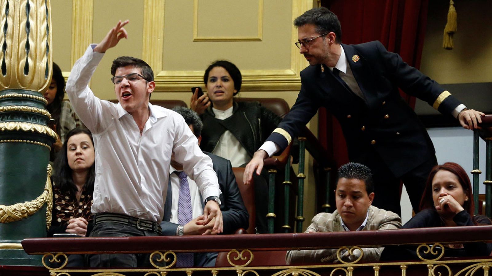 Una persona pide desde la tribuna de invitados del Congreso libertad para Venezuela