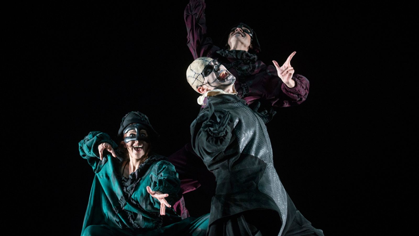 Una escena de 'Así que pasen cinco años', dirigida por Ricardo Iniesta, en el Teatro Valle-Inclán de Madrid.