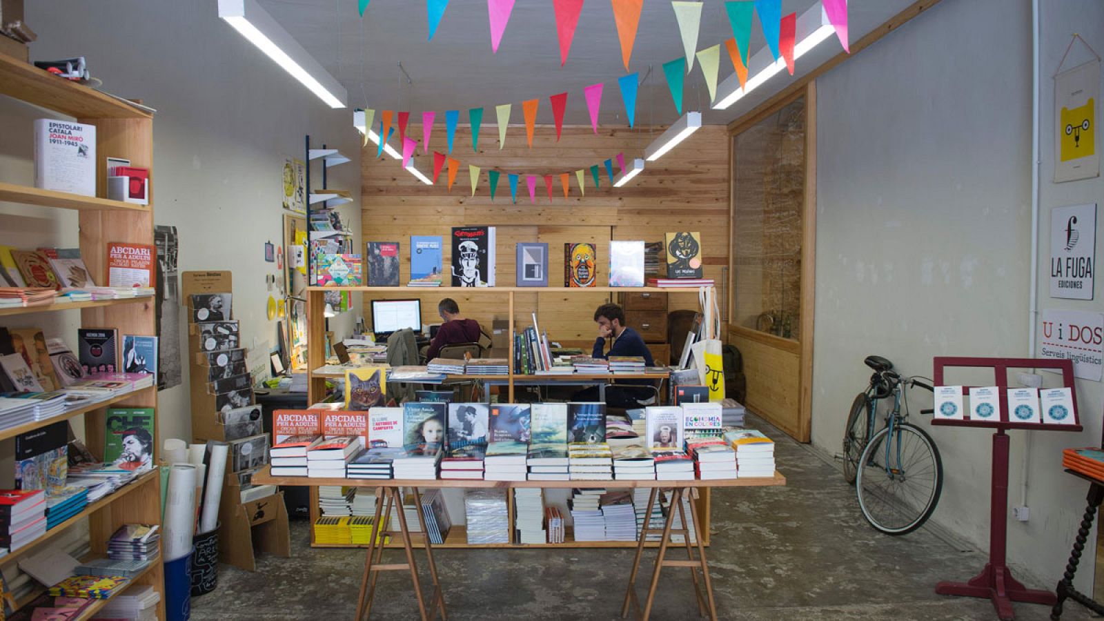 Dos jóvenes comparten espacio de trabajo en Barcelona