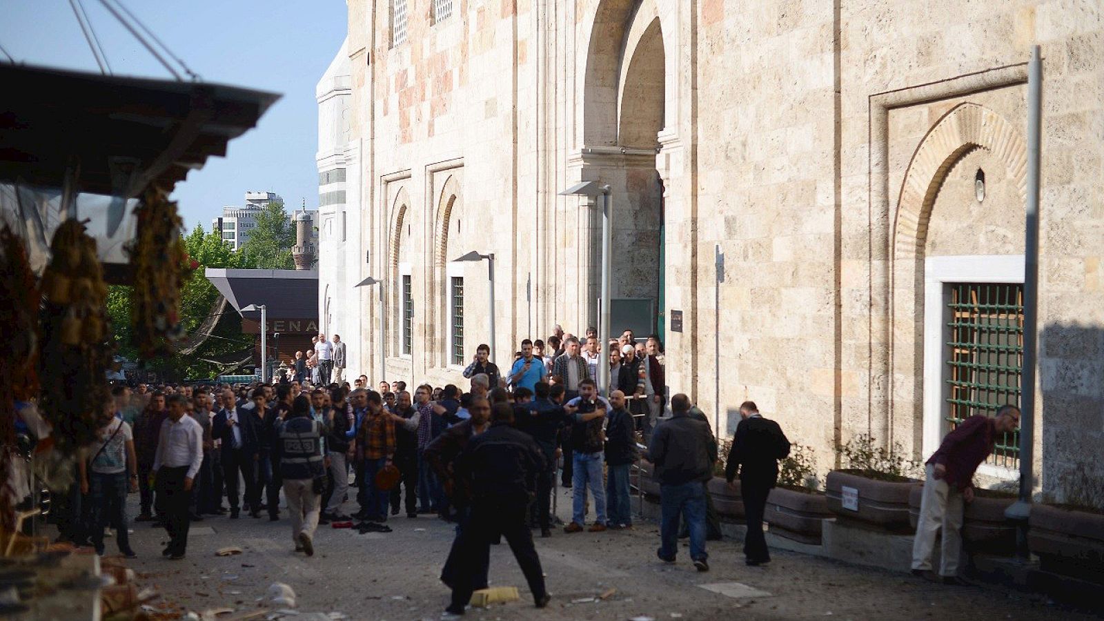 La Policía acordona la mezquita de Bursa, en el noroeste de Turquía, tras el atentado suicida