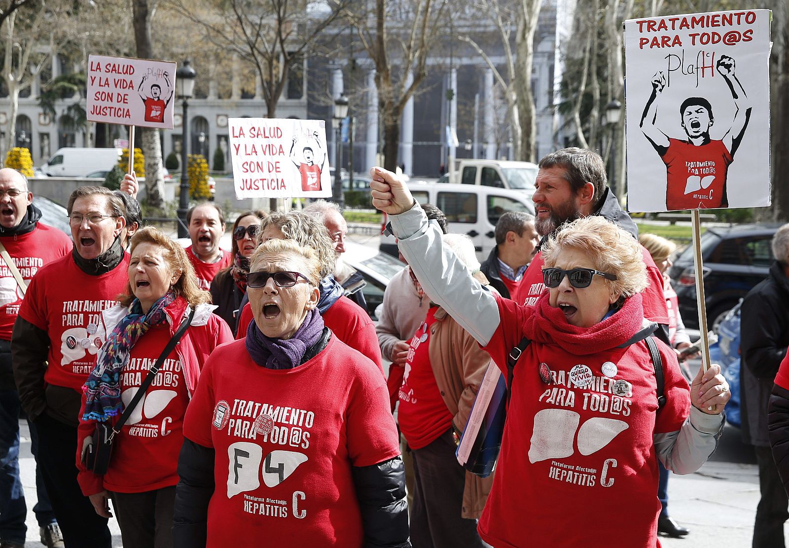 Miembros de la plataforma de afectados por la hepatitis C se manifiestan ante Sanidad