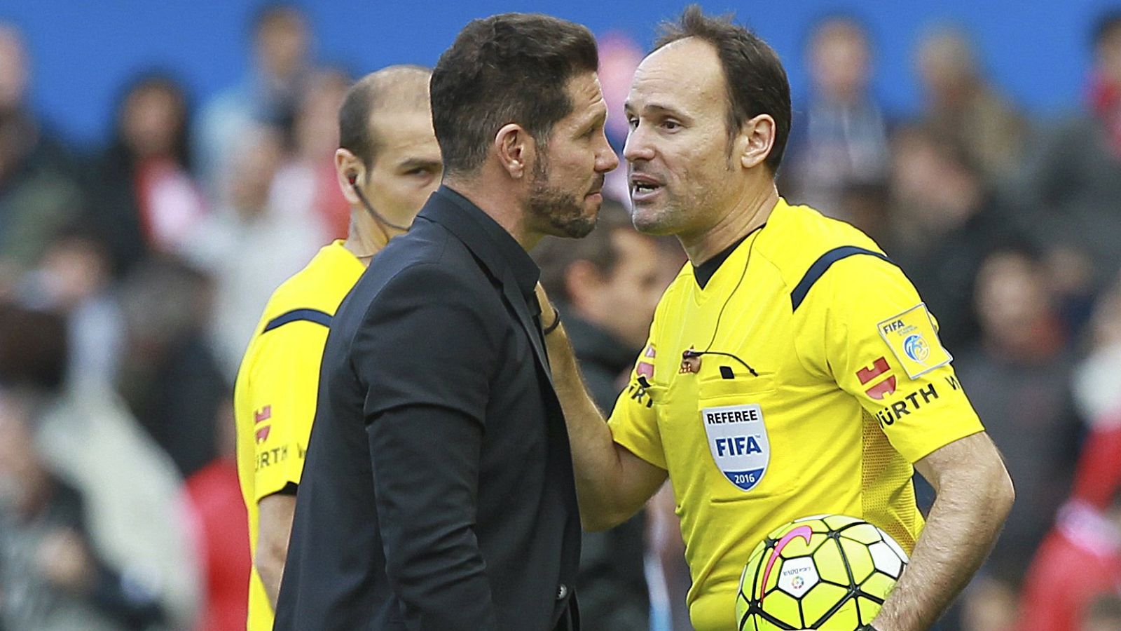 El entrenador del Atlético, Diego Simeone, discute con el árbitro Mateu Lahoz en el pasado partido ante el Málaga