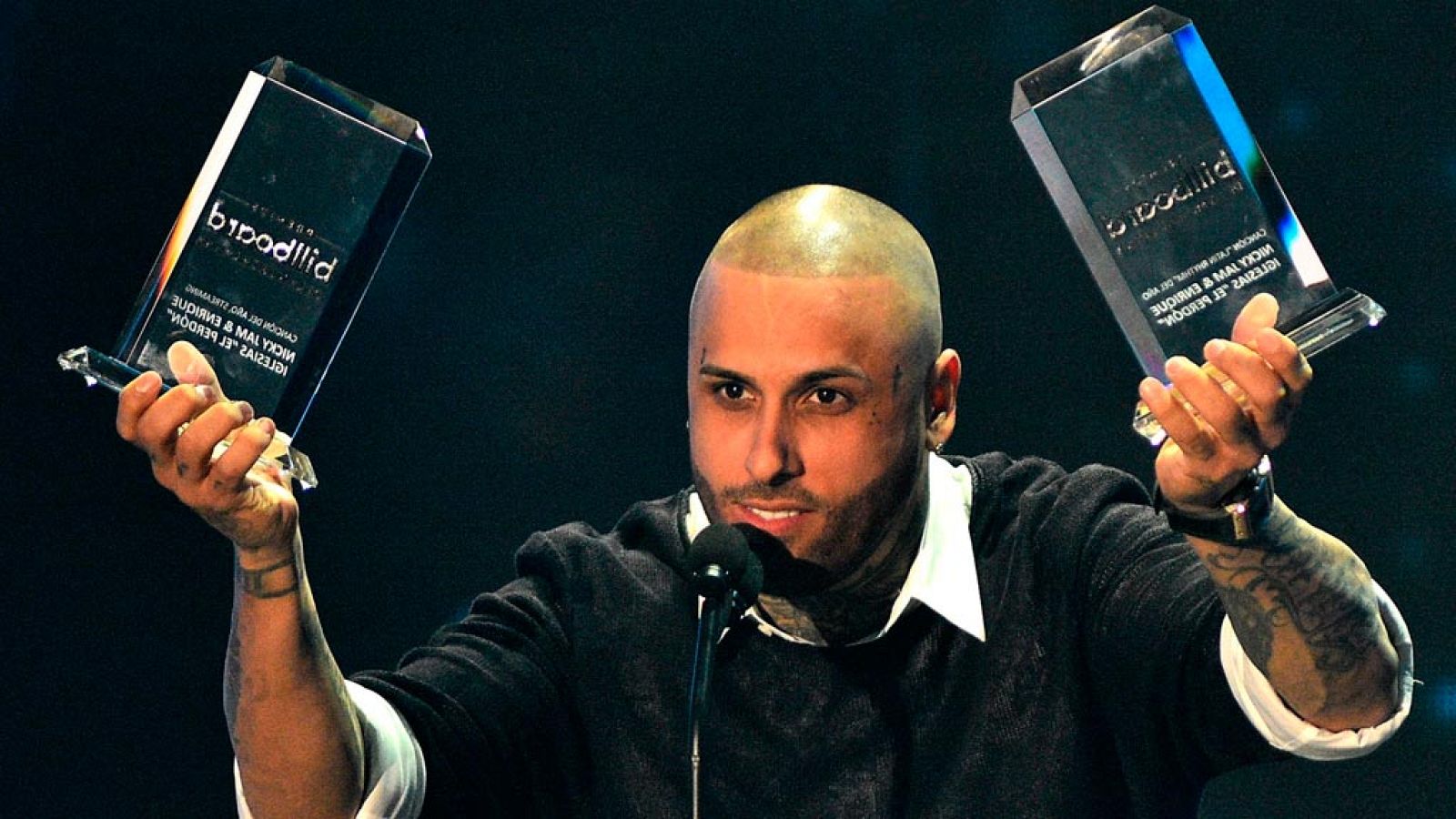 El cantante estadounidense Nicky Jam posa con dos premios recibidos durante la gala