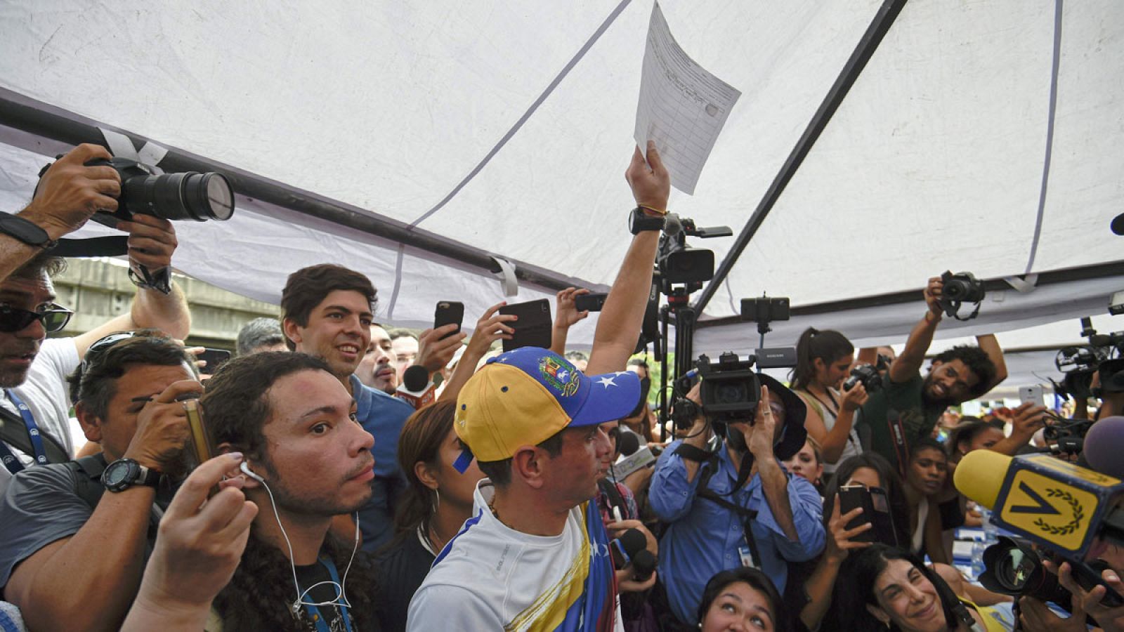 Capriles ante los medios de comunicación tras firmar el formulario