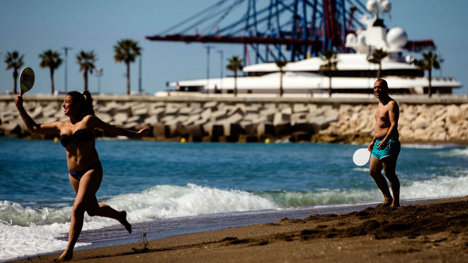 Una pareja juega a las palas en la playa de la Malagueta en Málaga