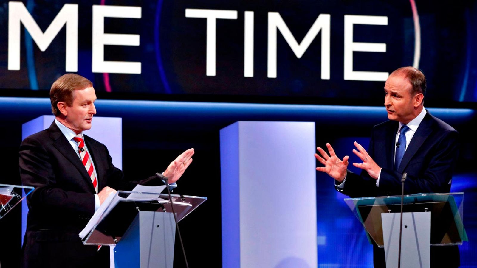 El líder del Fine Gael y primer ministro en funciones de Irlanda, Enda Kenny, debate con Michéal Martin, líder del Fianna Fáil, durante la campaña electoral