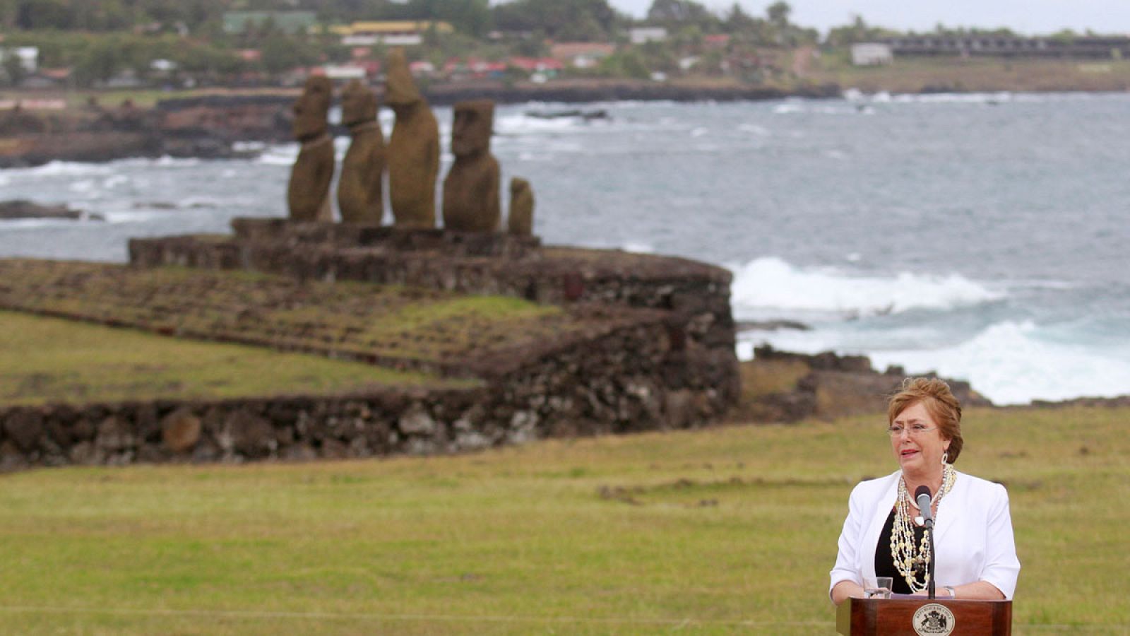 Bachelet firma proyecto que regula permanencia de personas en Isla de Pascua