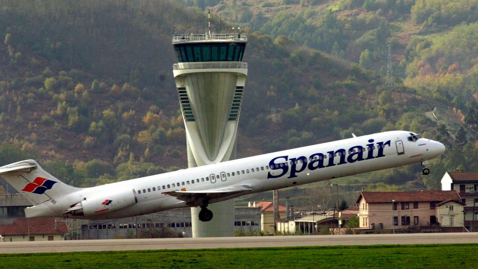 Foto de archivo de un avión de Spanair despegando del aeropuerto de Bilbao
