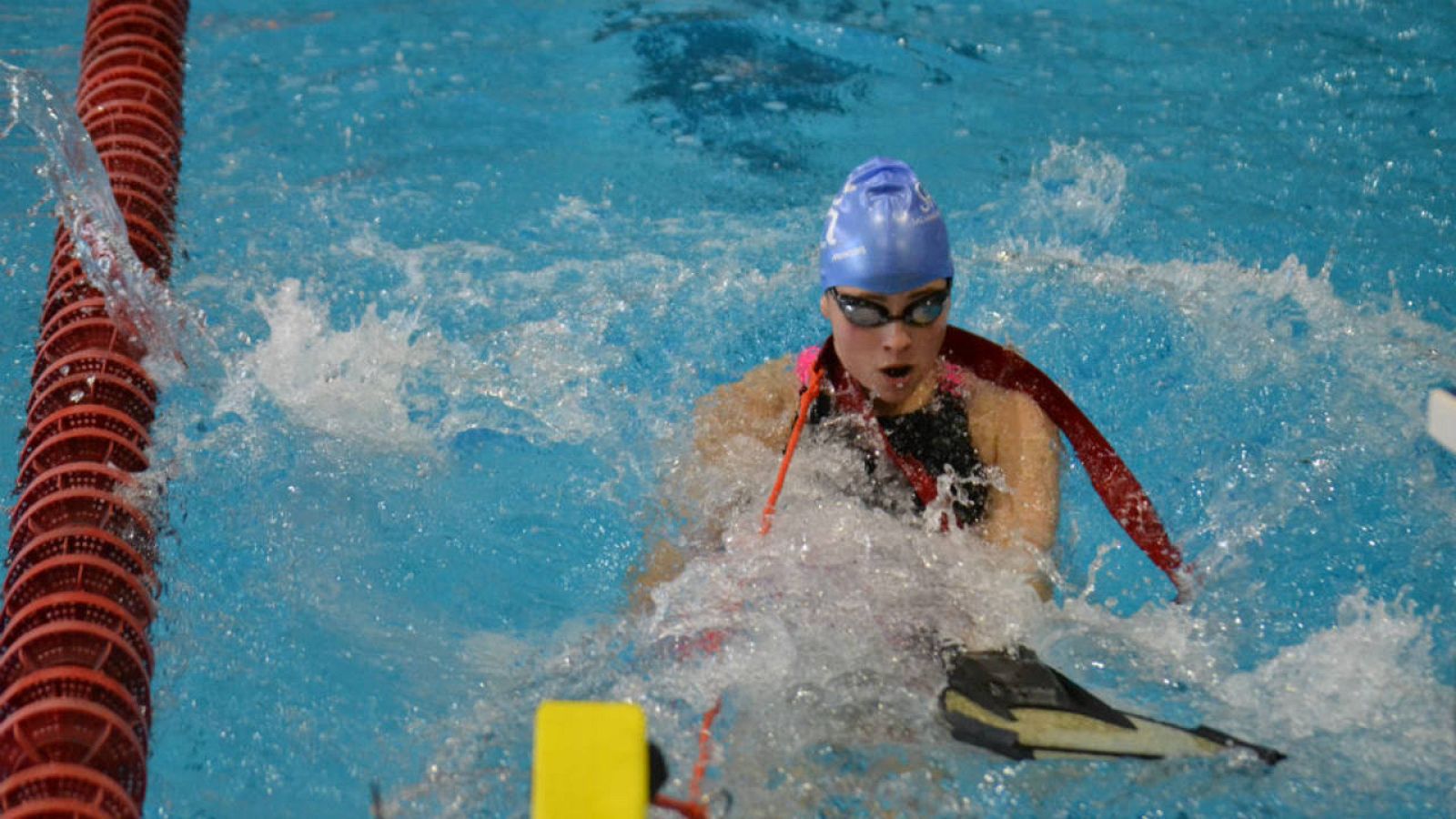 Participante en una de las pruebas del campeonato de España de salvamento y socorrismo.