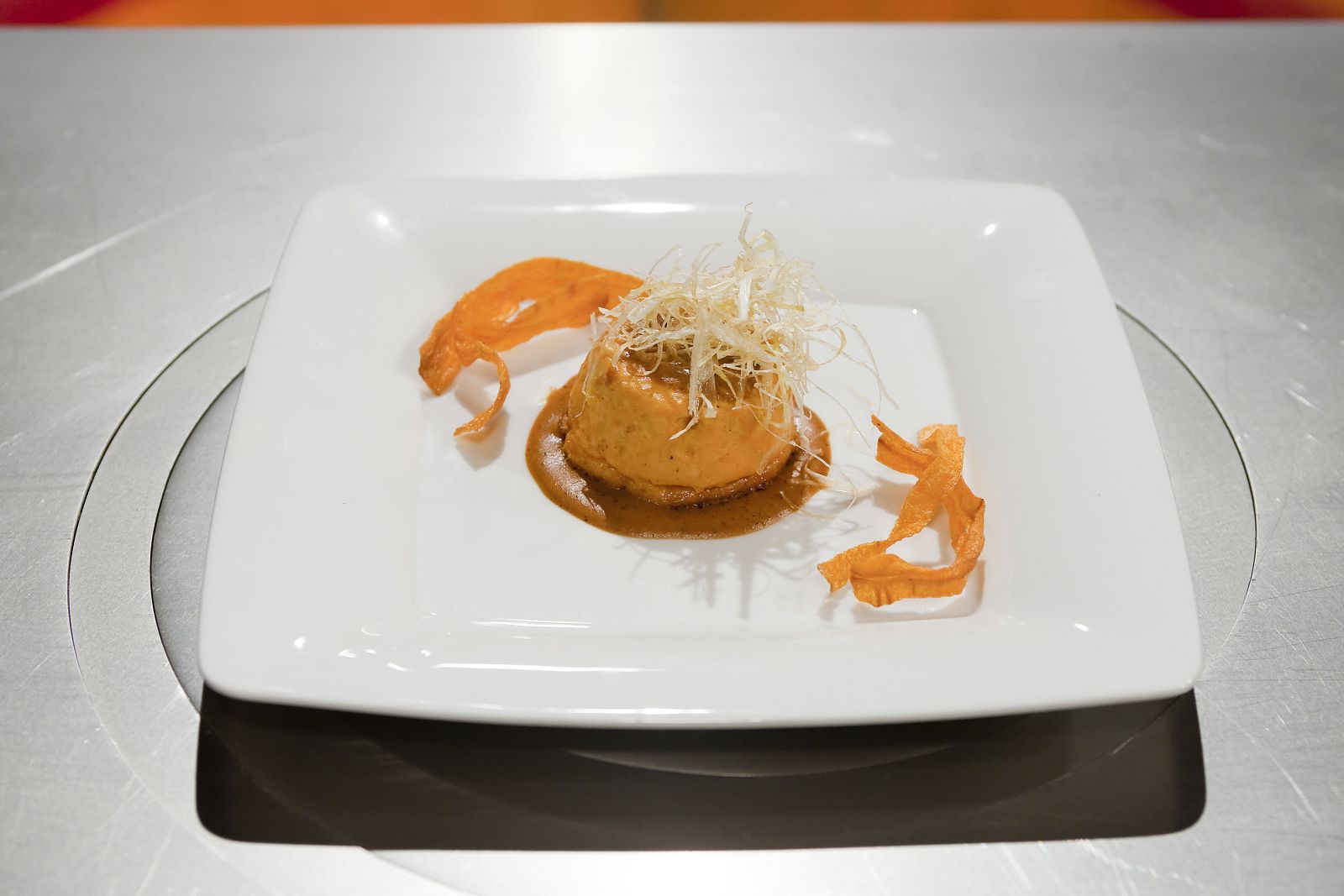 Pudding de cabracho con salsa de erizos de mar