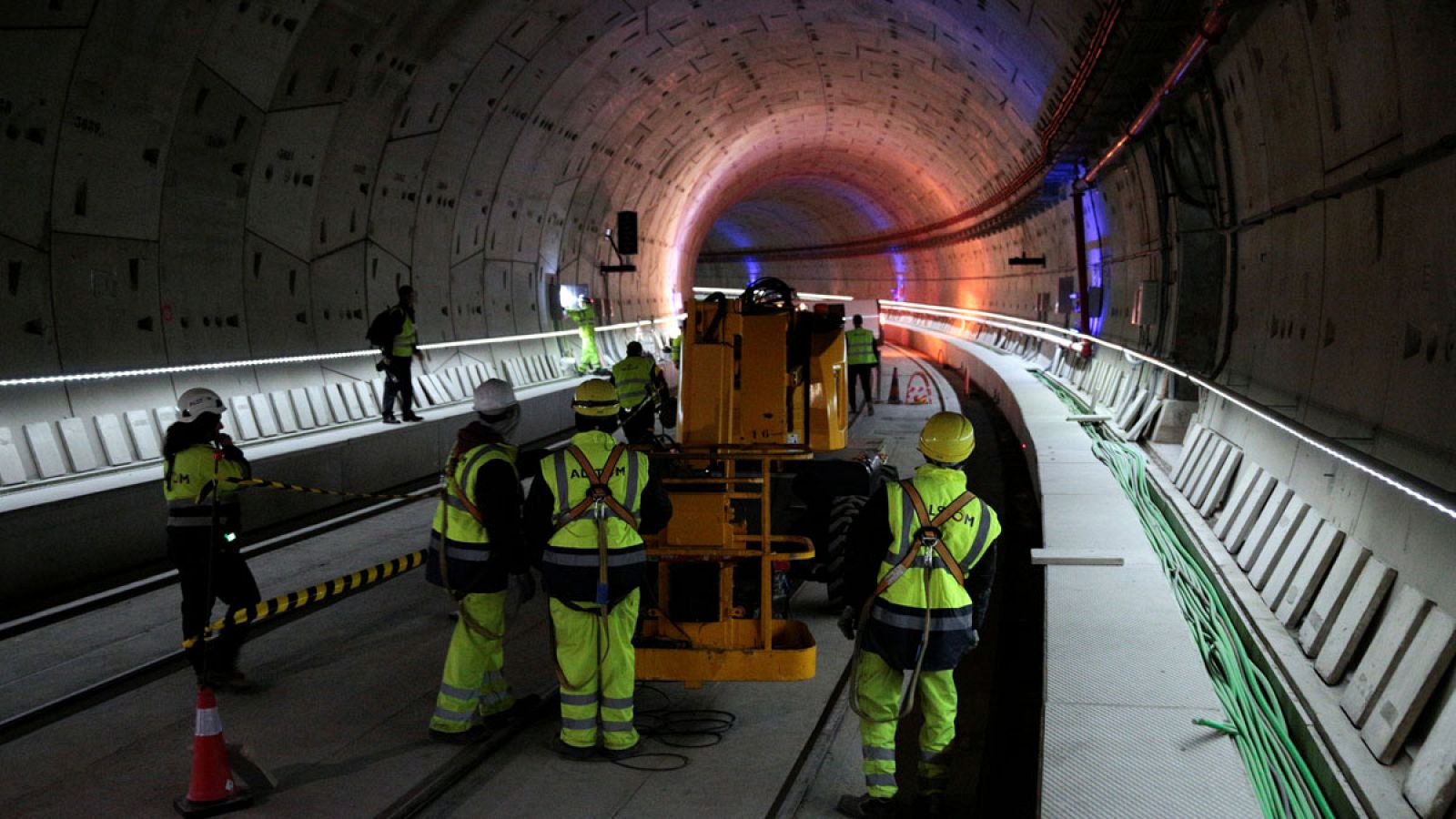 Obreros en la construcción del túnel de Chamartín